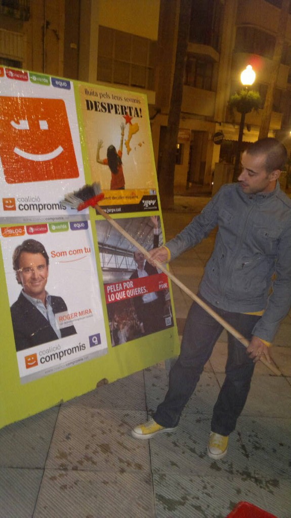 El candidat Juan Gomis pegant cartells